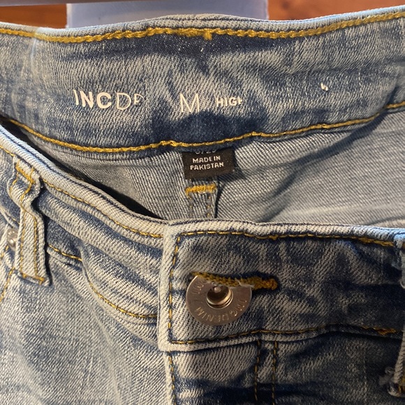 Mom Jeans - Picture 2 of 11